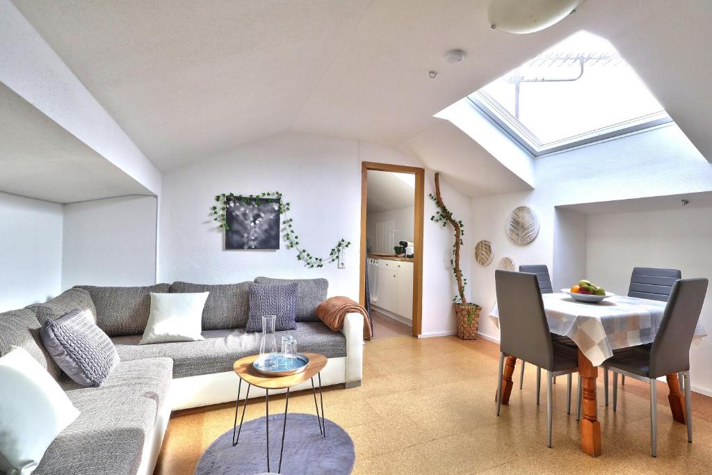 a living room with a couch and a table at Bezaubernde Ferienwohnung nahe des Kloster Andechs in Andechs