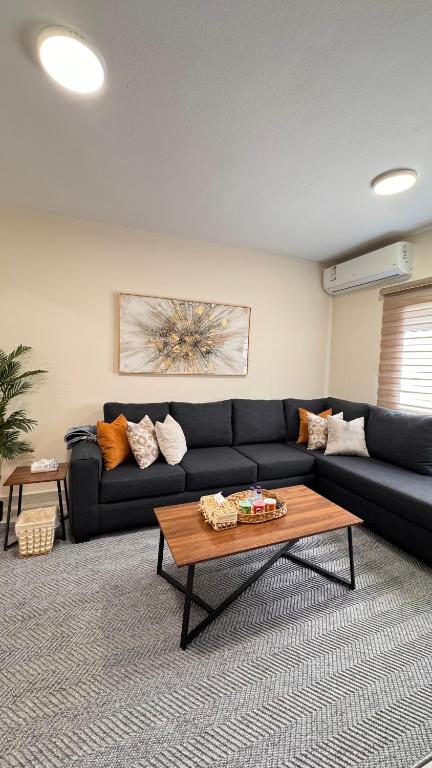 Posezení v ubytování Beautiful 3BR villa with Self-Check-in near to Major Events Family only