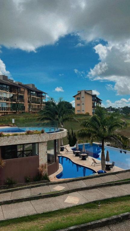 un complejo con 2 piscinas y algunos edificios en Condomínio Sonhos Da Serra, en Bananeiras