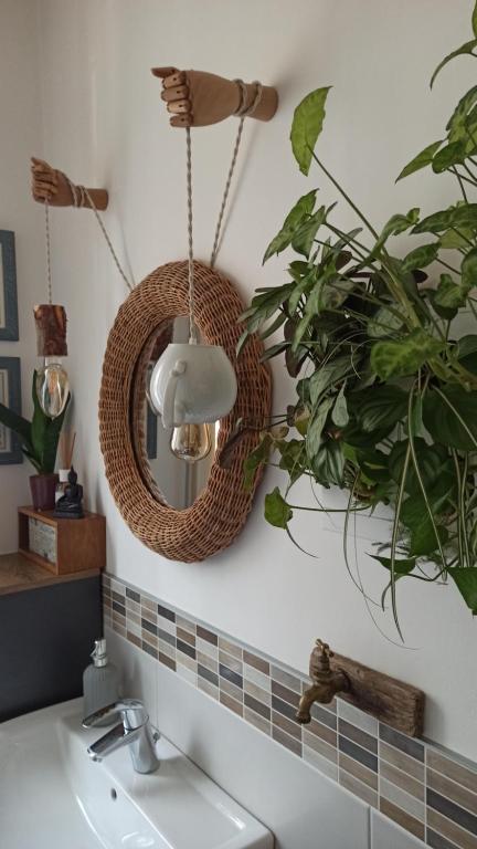 baño con espejo y lavabo en Casa Alderotti, en Bolonia