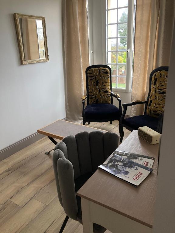 Posezení v ubytování La Villa Mirabelle 2min d'Arromanches-les-Bains