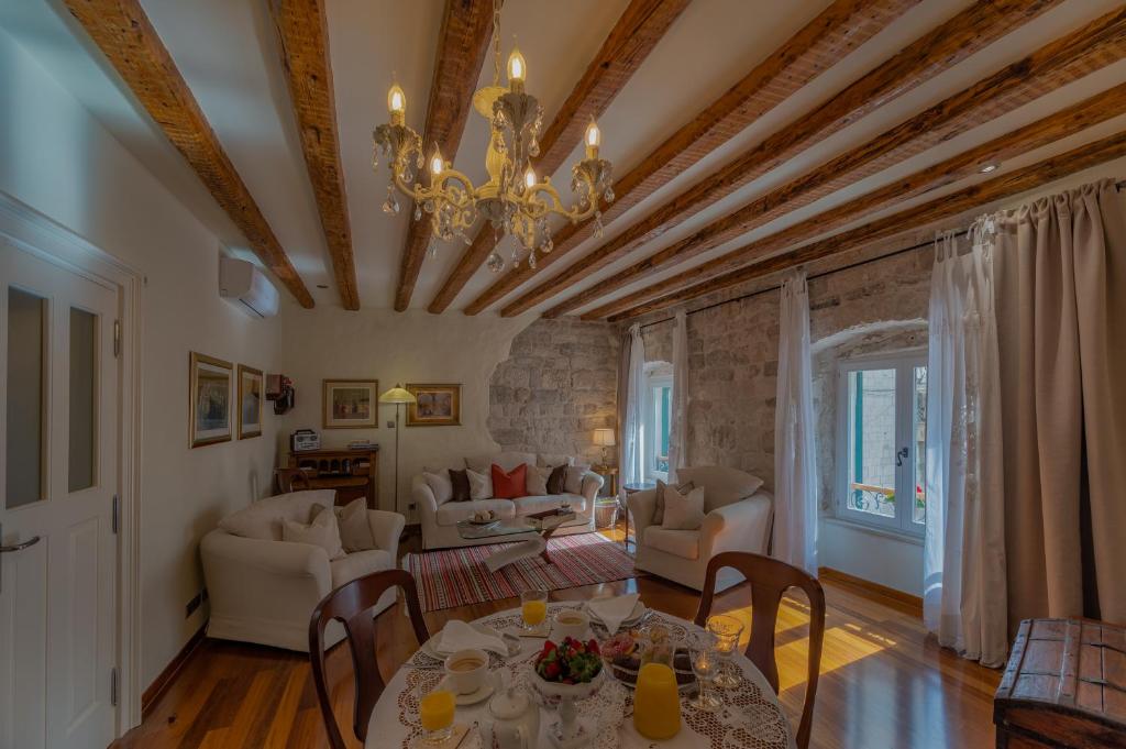 Posedenie v ubytovaní Stone Pearl Heritage Luxury Suite