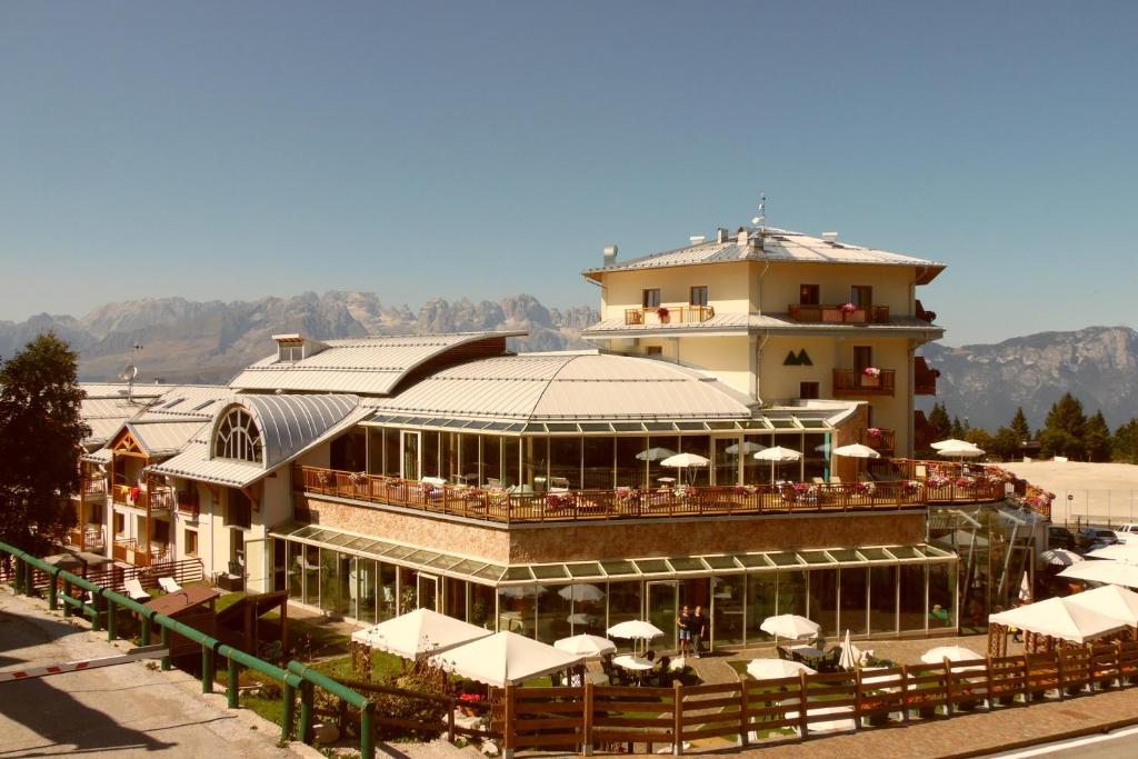 Nespecifikovaný výhled na hory nebo výhled na hory při pohledu z hotelu