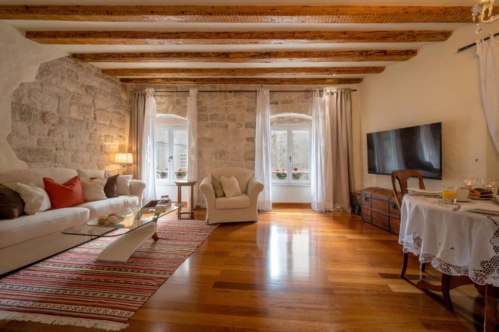 Televízia a/alebo spoločenská miestnosť v ubytovaní Stone Pearl Heritage Luxury Suite