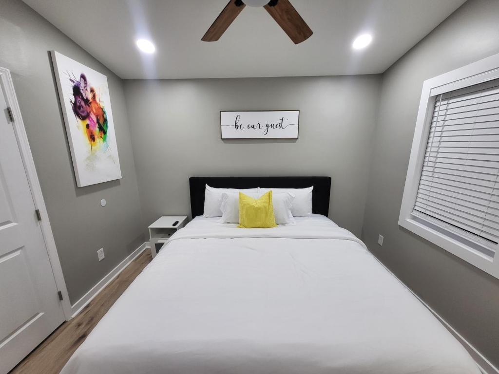 亞特蘭大的住宿－The Silver Star，一间卧室配有一张带黄色枕头的大床