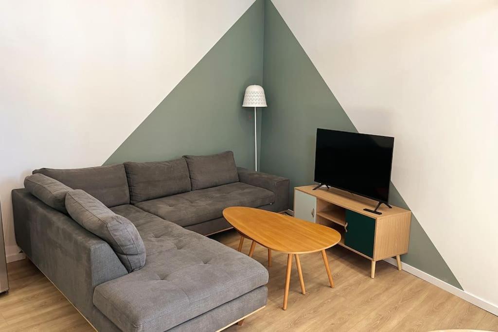 un salon avec un canapé et une table dans l'établissement Appt au MEETT, Airbus, Aéroport, à Aussonne