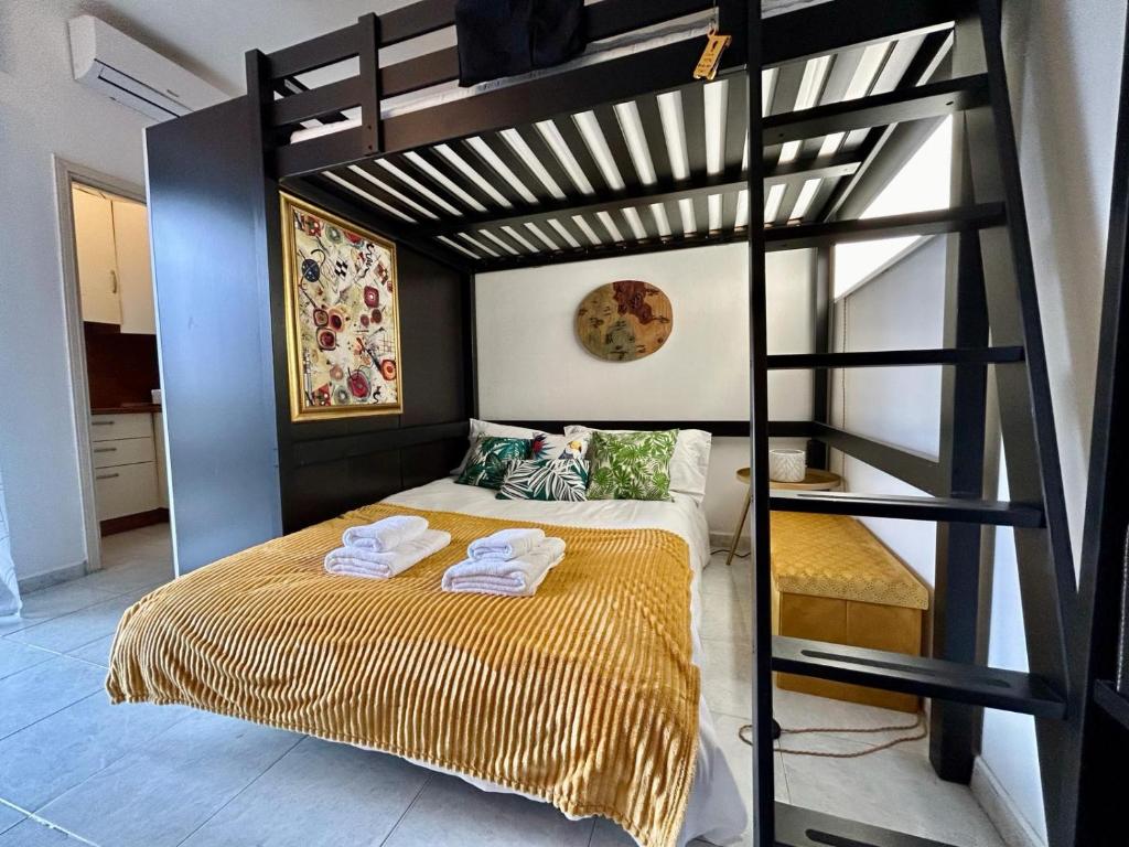 een slaapkamer met een stapelbed en een ladder bij Kibilù - Via Quattro Novembre in Corsico