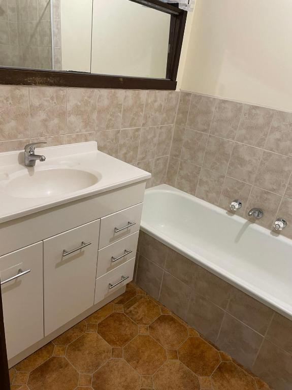 y baño con lavabo y bañera. en G.Villa King Bedroom Adjacent to Parks and Bus Stations en Melbourne