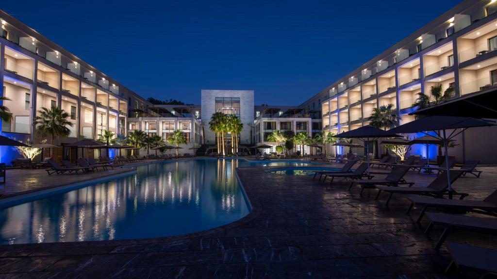 阿加迪爾的住宿－Dominium Palace，夜间设有游泳池的酒店