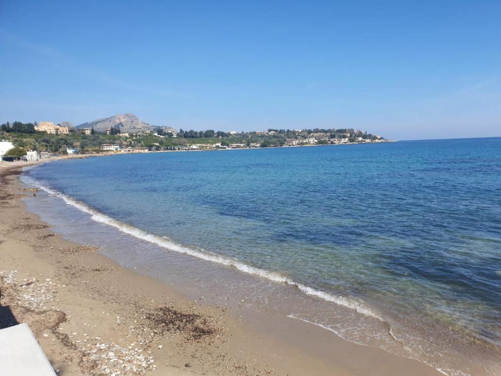 Blick auf die Küste eines Strandes in der Unterkunft GIANGY HOME in Casteldaccia