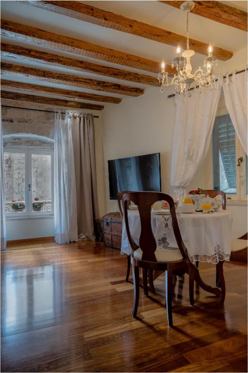 Televízia a/alebo spoločenská miestnosť v ubytovaní Stone Pearl Heritage Luxury Suite