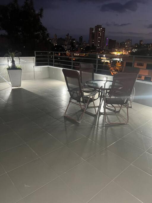 un patio con sillas y una mesa en el techo en Cobertura central /com ar, en Caxias do Sul