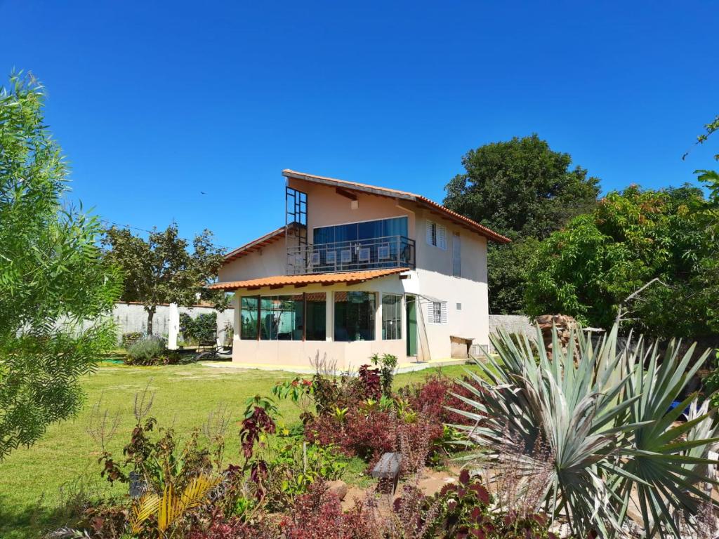 ein Haus inmitten eines Gartens in der Unterkunft Solar dos Ventos in Alto Paraíso de Goiás