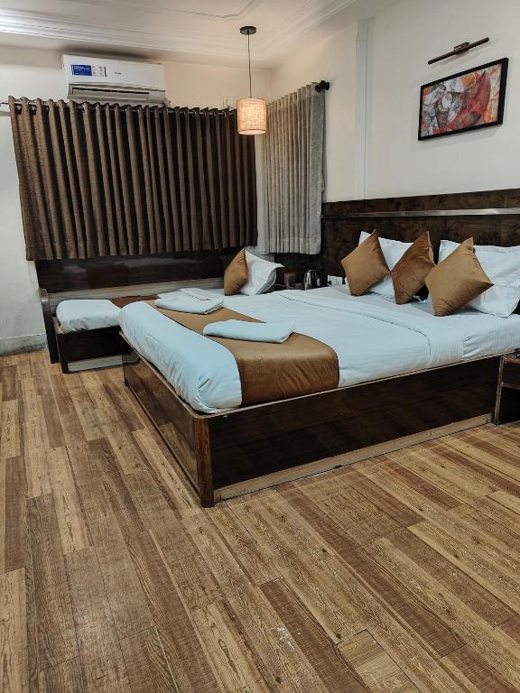 Postel nebo postele na pokoji v ubytování Kiara Shirdi Park Inn