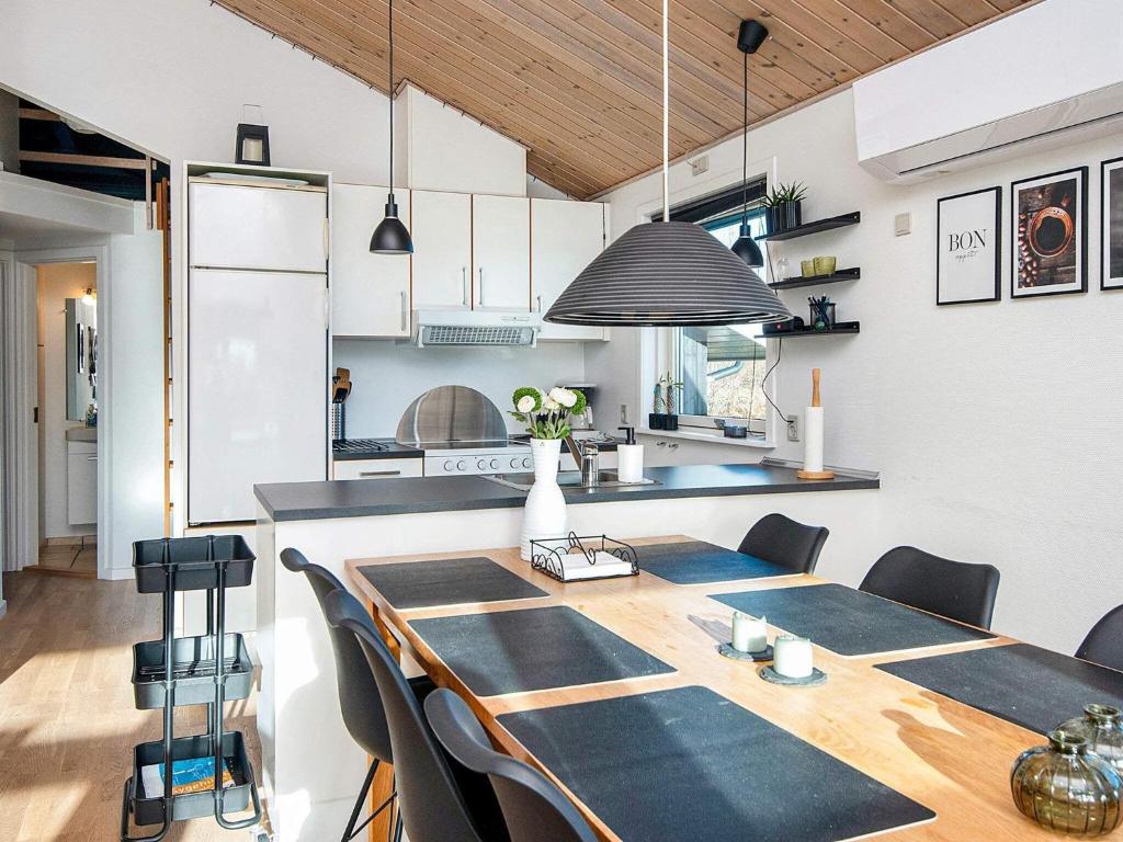 Kuchyň nebo kuchyňský kout v ubytování Holiday home Tarm XLIX