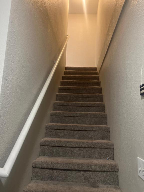 - un escalier dans une maison avec un escalier dans l'établissement Big private room, à Las Vegas