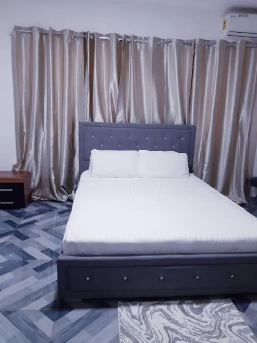 Llit o llits en una habitació de Lovely 1-bedroom Unit