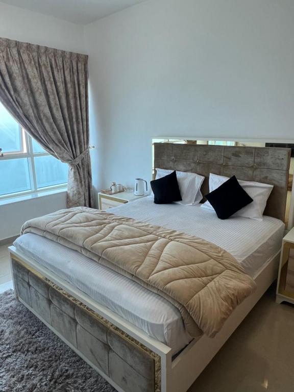 sypialnia z dużym łóżkiem i dużym oknem w obiekcie F30,R3,Sunrise on the beach,1room inside 3bedroom apartment,(separate washroom outside) w mieście Adżman