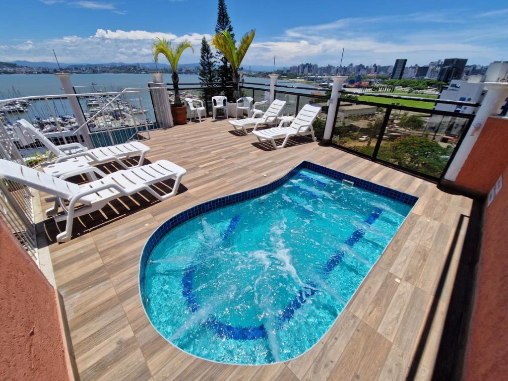 una piscina en la terraza de un edificio en HOTEL DAIFA en Florianópolis