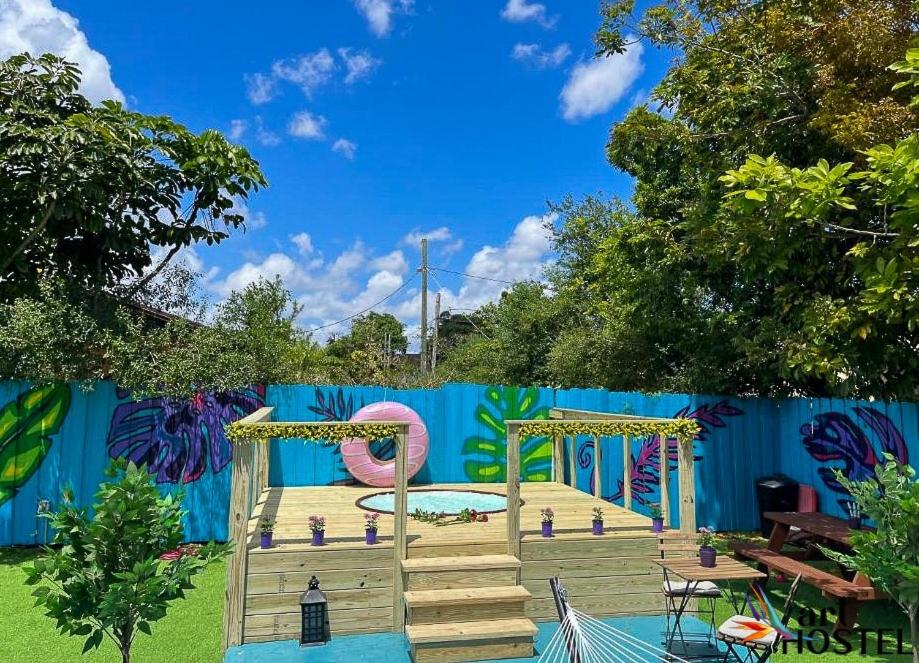 una terraza de madera con un parque infantil en un patio en Art Graffiti en Miami