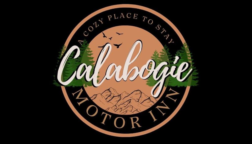 Calabogie Motor Inn في Calabogie: لوحة لمتحف ولاية كاليفورنيا مع صورة للجبال