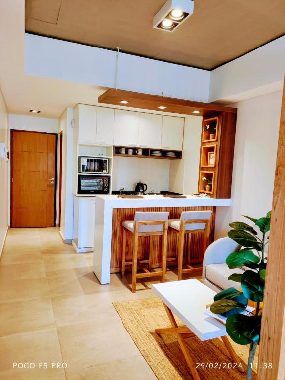een keuken en een woonkamer met een bank en een tafel bij TERRA-BARRIO NORTE in San Miguel de Tucumán