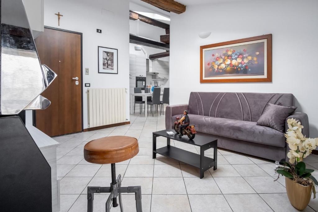 Alzano Lombardo的住宿－La Vecchia Filanda 4 - Alzano Lombardo - by Host4U，客厅配有沙发和桌子
