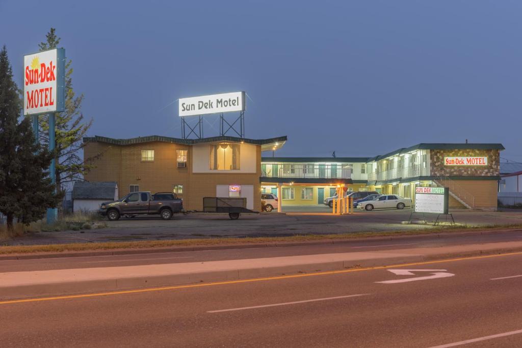 un edificio con un cartel que lee para el motel en Sun-Dek Motel, en Medicine Hat