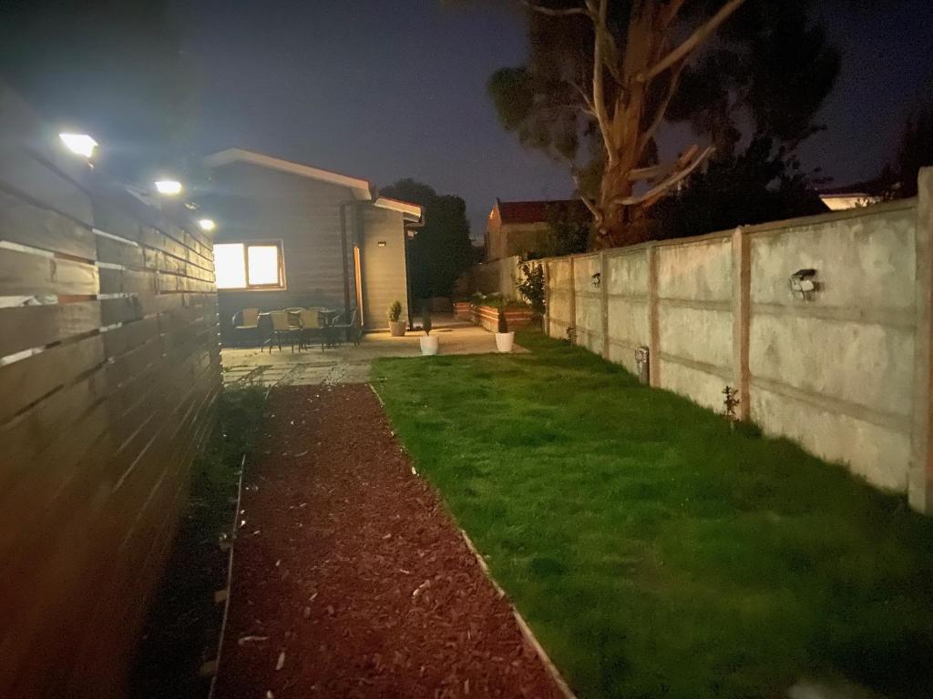 Um jardim no exterior de Cabañas Bosque Austral