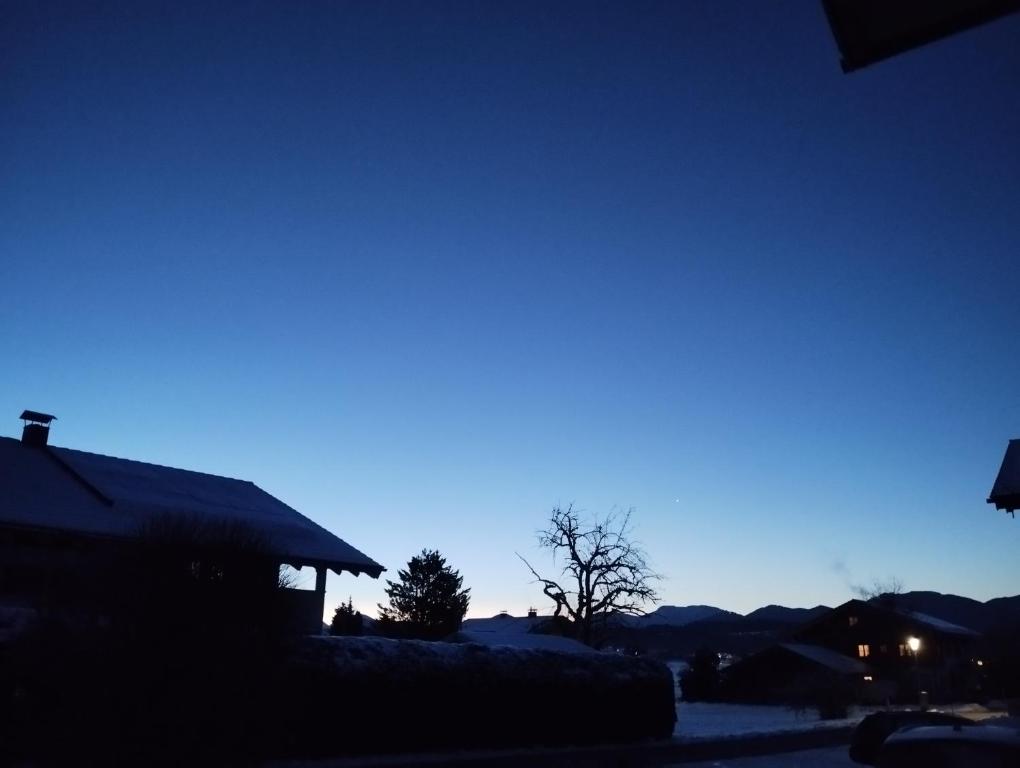 a blue sky with a house in the snow at Beim Haasen in Grabenstätt