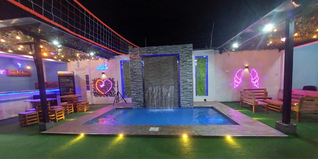 - une piscine dans une pièce avec une table et des chaises dans l'établissement Hospedaje Casa San Pablo, à Santa Elena