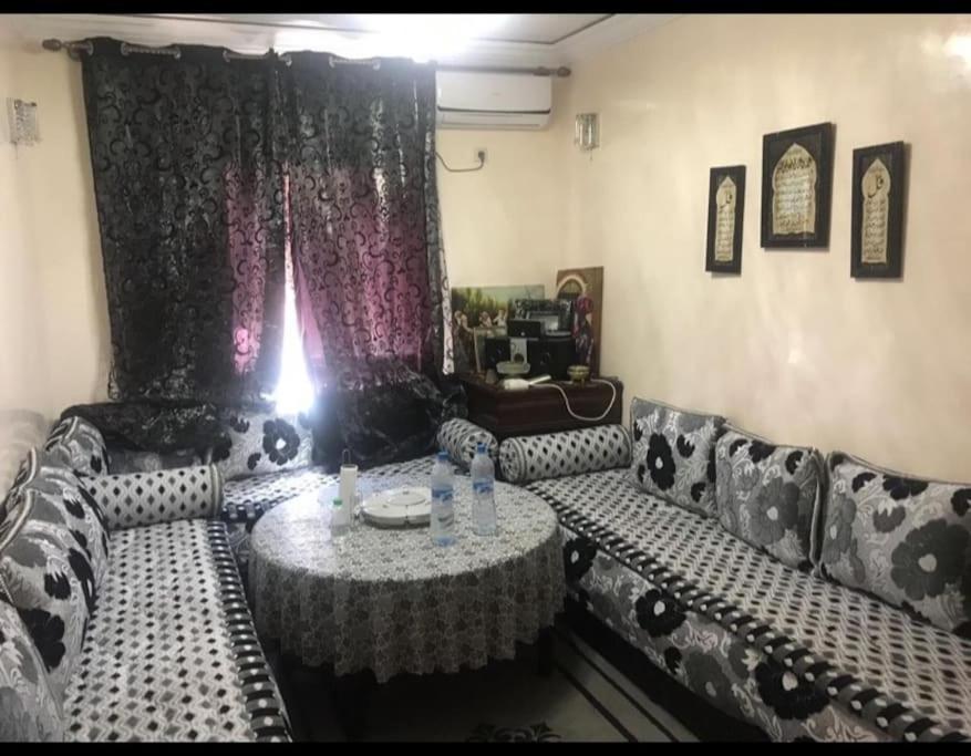 sala de estar con sofá y mesa en Appartement Marrakech, en Marrakech