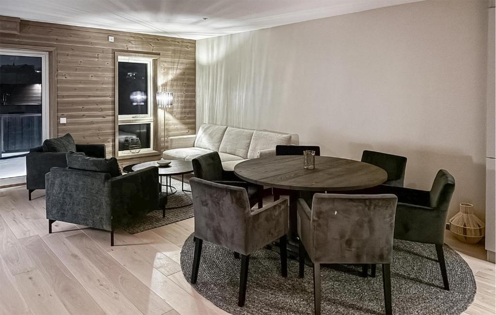 Posezení v ubytování 2 Bedroom Stunning Apartment In Geilo