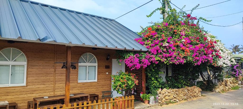 Um jardim em Liuqiu Guihua Homestay