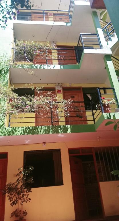 een gebouw met een balkon en een tv. bij Hospedaje PARAÍSO in Ayacucho