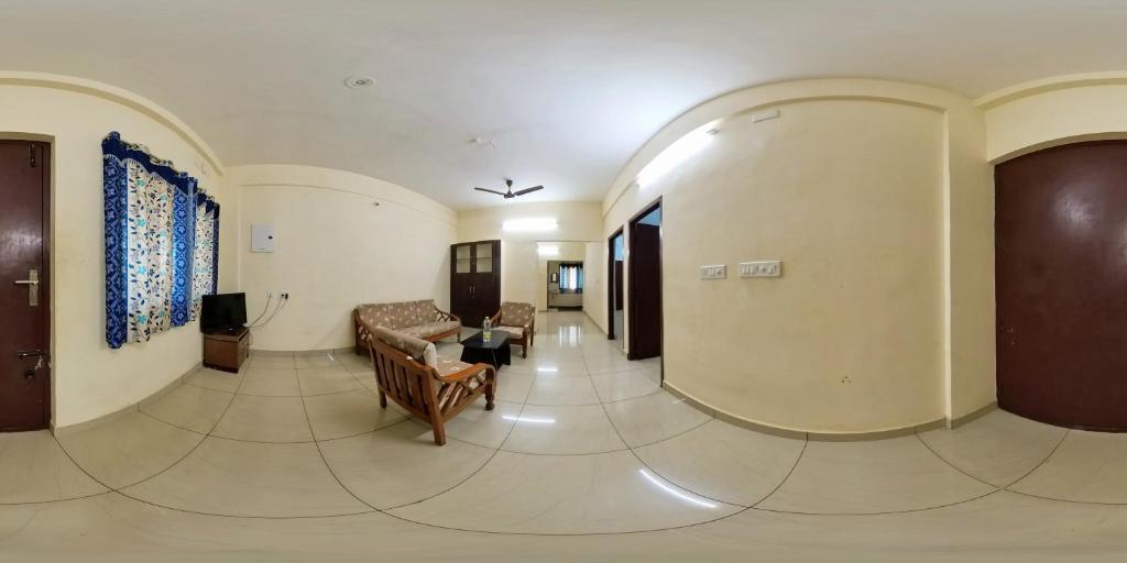 タンジャーヴールにあるHomestay Thanjavur - 2 Bed Room Apartmentのリビングルーム(ソファ、テーブル付)
