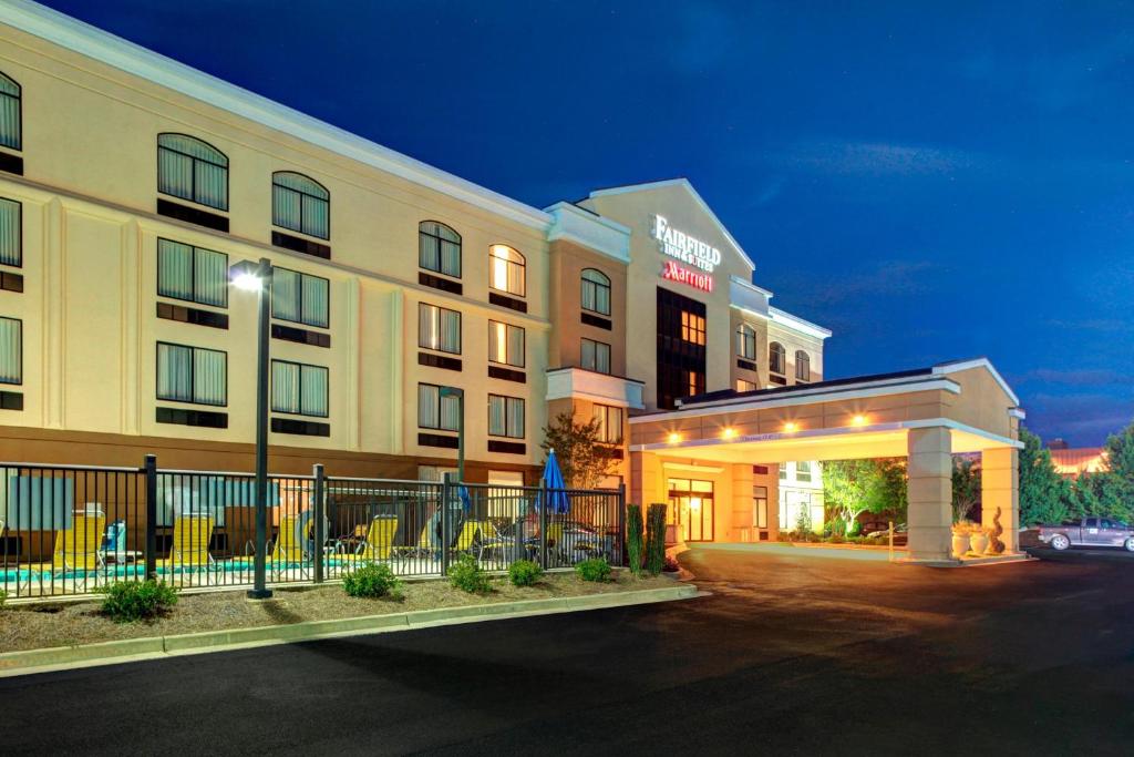 un hôtel avec des chaises jaunes devant un bâtiment dans l'établissement Fairfield Inn & Suites by Marriott Anniston Oxford, à Oxford