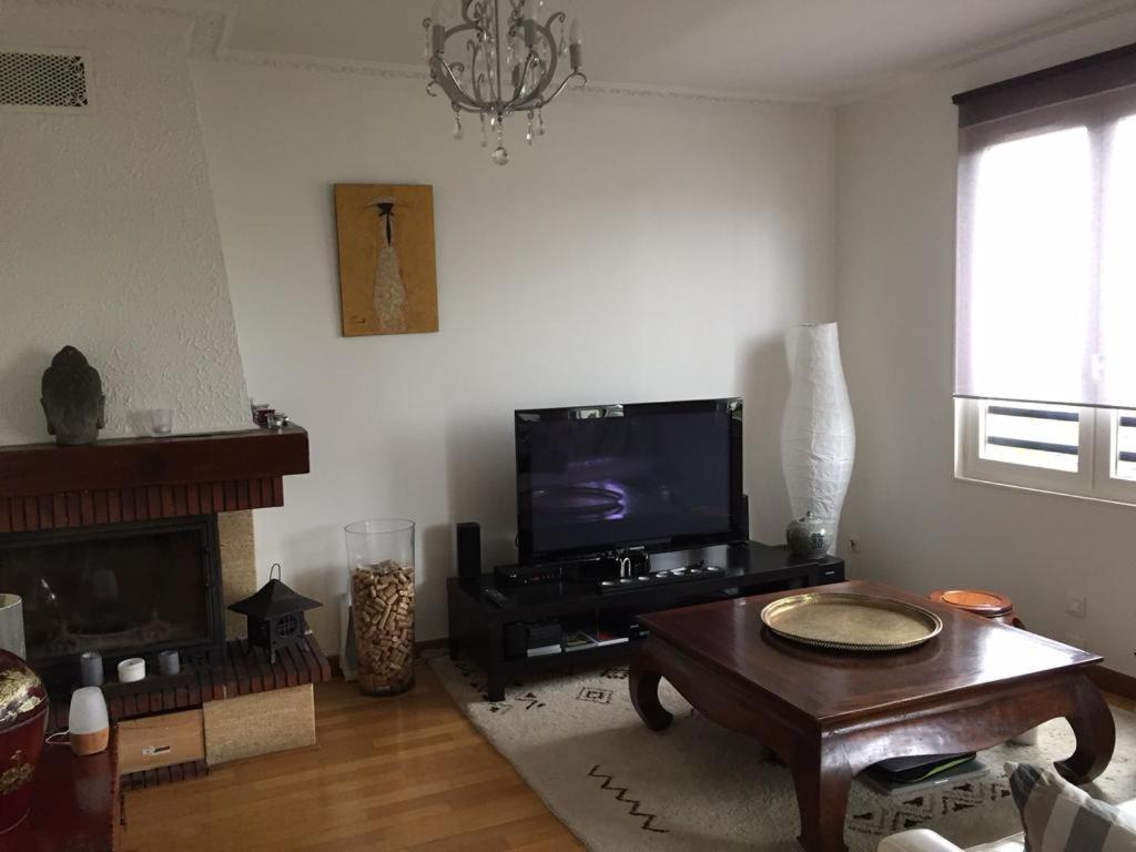 een woonkamer met een tv en een salontafel bij Chambourcy poissy in Poissy