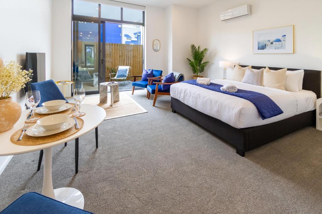 Giường trong phòng chung tại Central Christchurch Santorini Style 1BR Studio