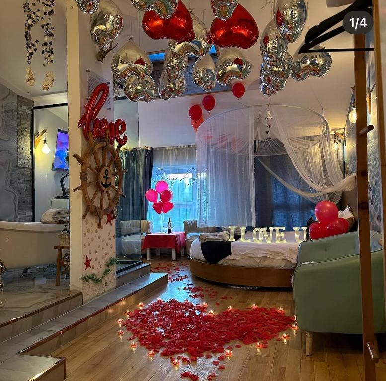una habitación con una cama y un montón de globos en Nomado Boutique Hotel en Ulán Bator