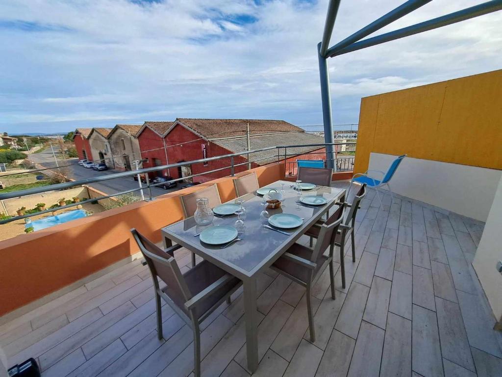 una mesa y sillas en un balcón con vistas en Appartement Marseillan, 3 pièces, 4 personnes - FR-1-326-806, en Marseillan