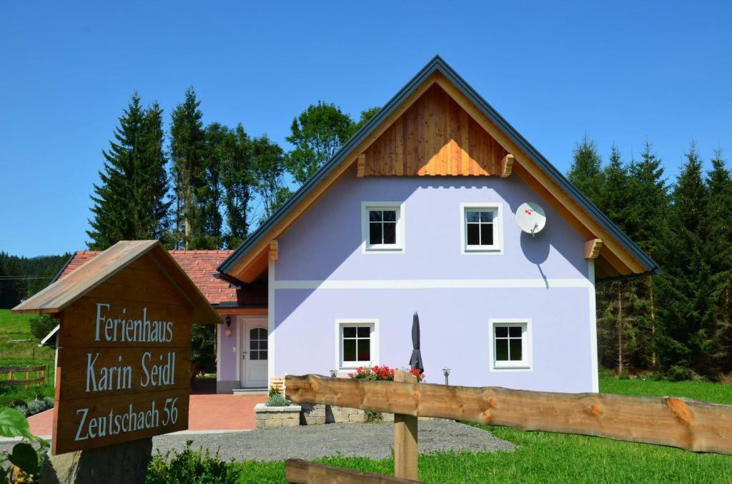 ein Haus mit einem Schild davor in der Unterkunft Haus Karin Seidl in Neumarkt in Steiermark
