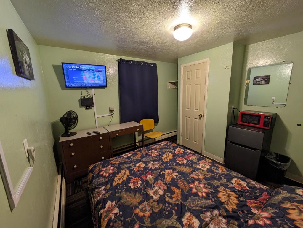 En eller flere senge i et værelse på Tour Inn Motel