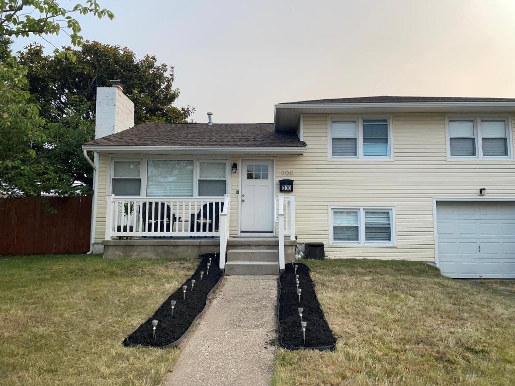 Casa blanca con porche y entrada en Beach Block, 4 mi to AC, en Brigantine