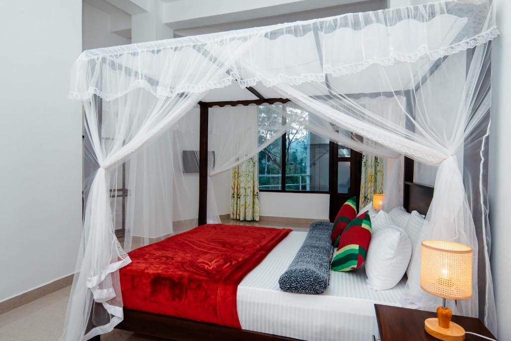 Postel nebo postele na pokoji v ubytování Adams Peak Inn