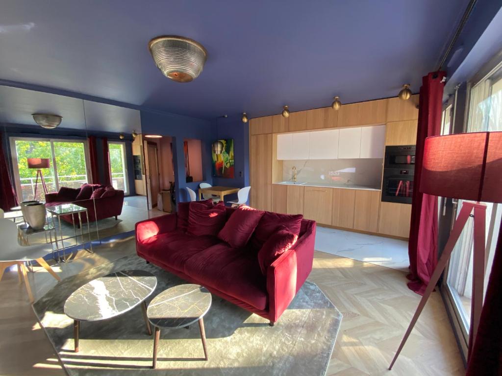 - un salon avec un canapé rouge et une table dans l'établissement luxury Paris La Vie En Rose jacuzzi terrasse Parking, à Paris
