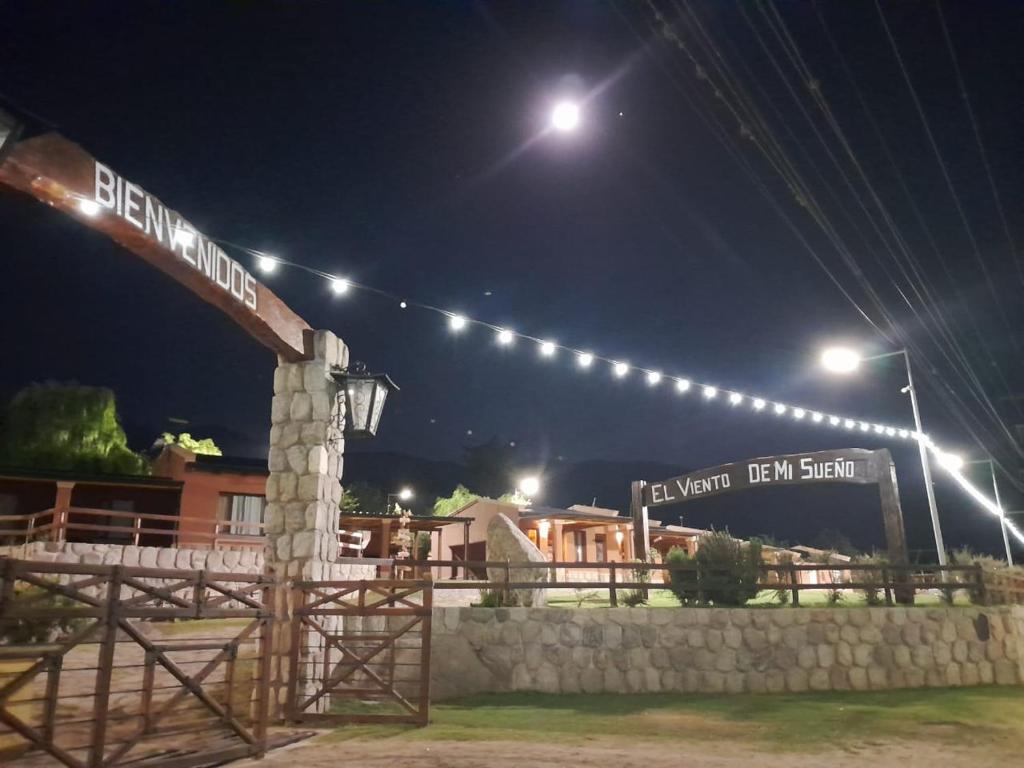 un cartello stradale di fronte a un edificio di notte di El Viento De Mi Sueño a Tafí del Valle