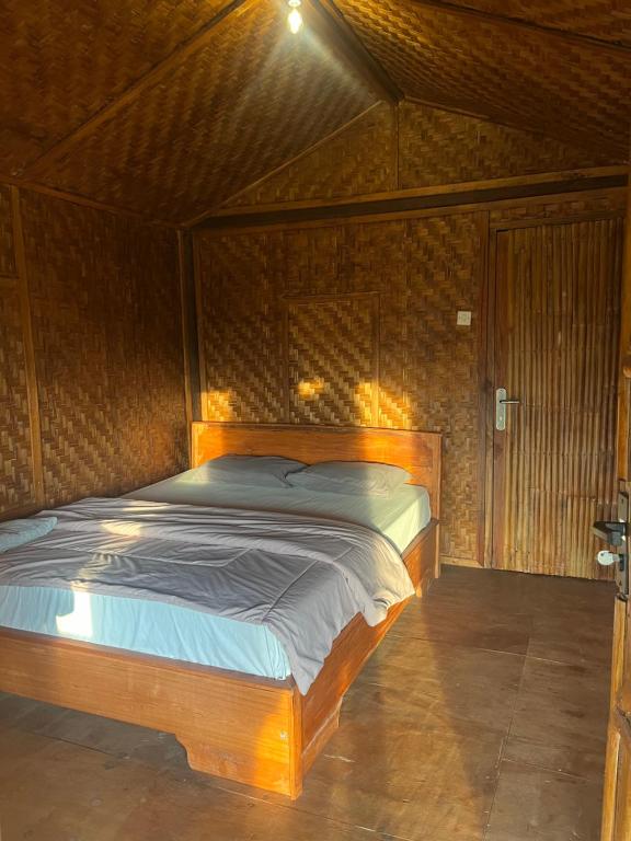 Voodi või voodid majutusasutuse Tetebatu Jungle Vibes toas