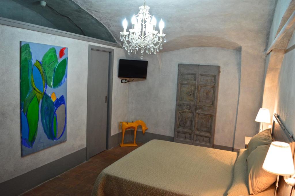 1 dormitorio con 1 cama y una pintura en la pared en Il Viaggiatore 2 en Anagni