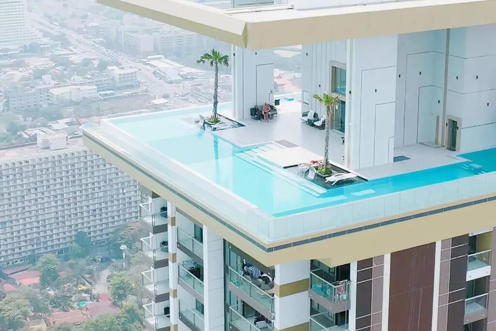 uma vista panorâmica de um edifício com piscina em 59th Floor Infinity Pool, Luxury 5 Star Room em Praia de Jomtien